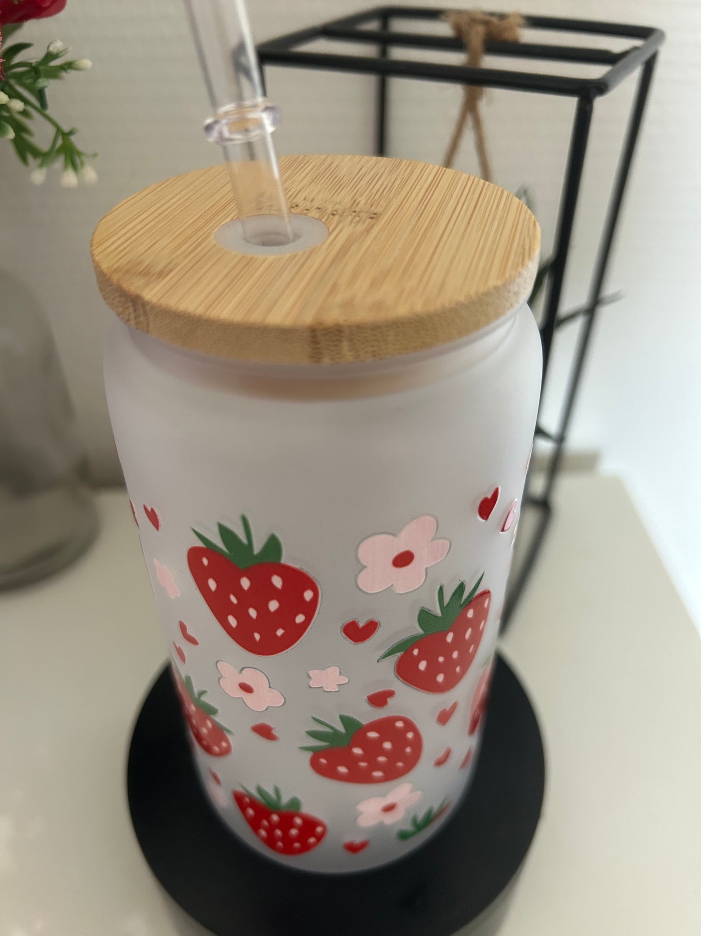 Verre canette givré 16 oz avec motifs fraise, couvercle en bambou et paille – Wrap UV DTF posé