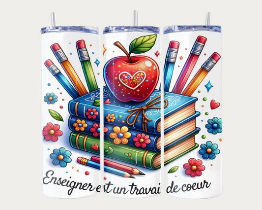Tumbler cadeau maîtresse – Motif livres, crayons et pomme avec texte “Enseigner est un travail de cœur”